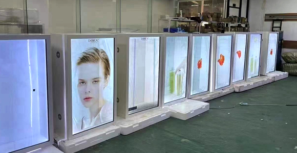 透明液晶屏展示柜——新奇时尚的互动体验