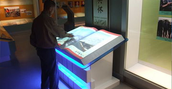 展馆翻书：科技赋能阅读，打造沉浸式文化体验新范式